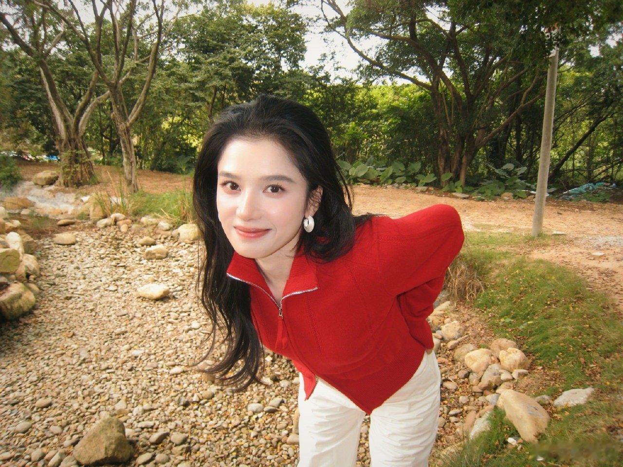 张婧仪红色开衫张婧仪红色开衫造型好亮眼，明艳又显气色，氛围感直接拉满！