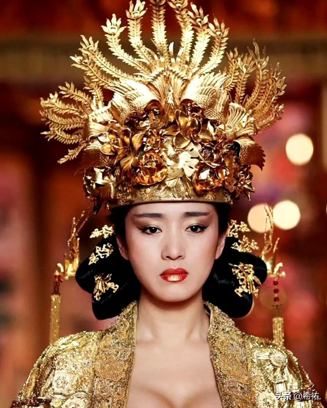 太酷了吧！凤冠也太精致了吧！巩皇威武。