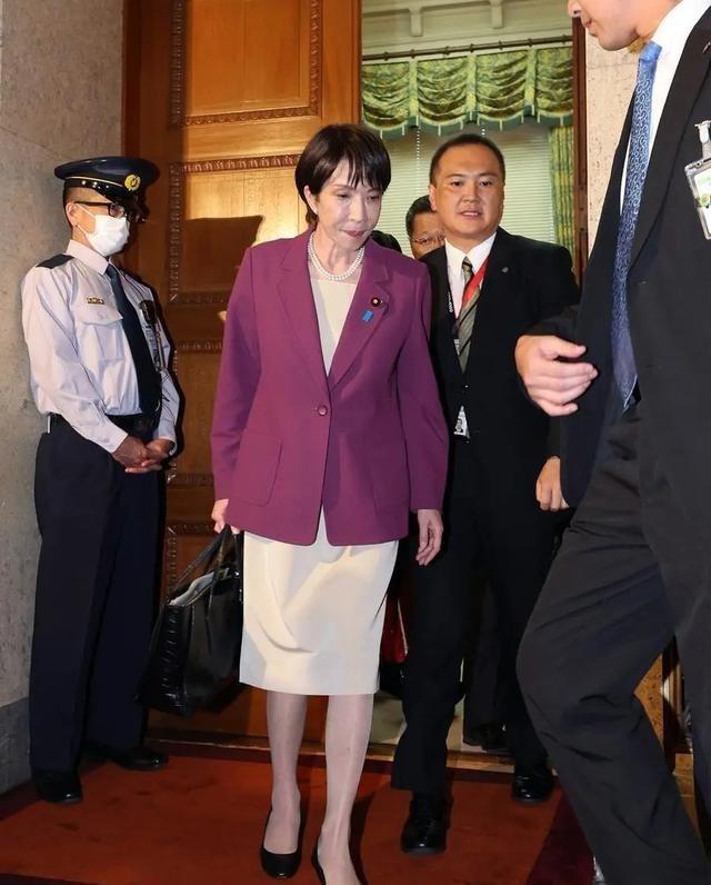 现在一提到制裁日本，有些人就只知道盯着水产、化妆品这些边角料！这哪叫制裁啊？简直