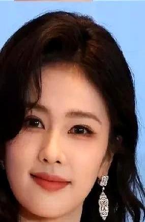 娱乐圈红毯的风向，真的变了。王楚然算是冲出来了，那条绿色纱裙造型直接让她上了