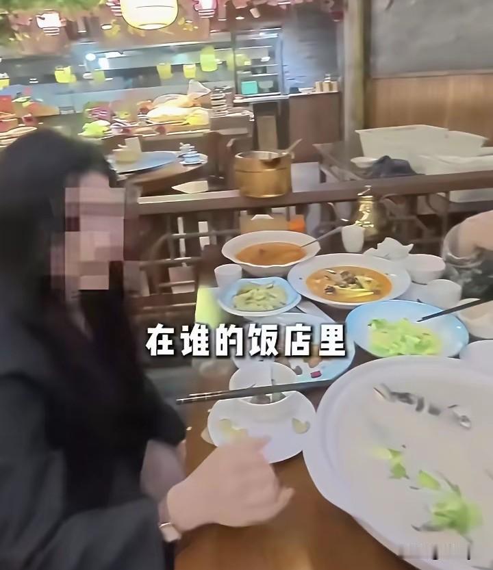 饭店里，服务员上错菜想端走，食客坚决不让，白吃！一名小伙子服务员错把一份胖头鱼端