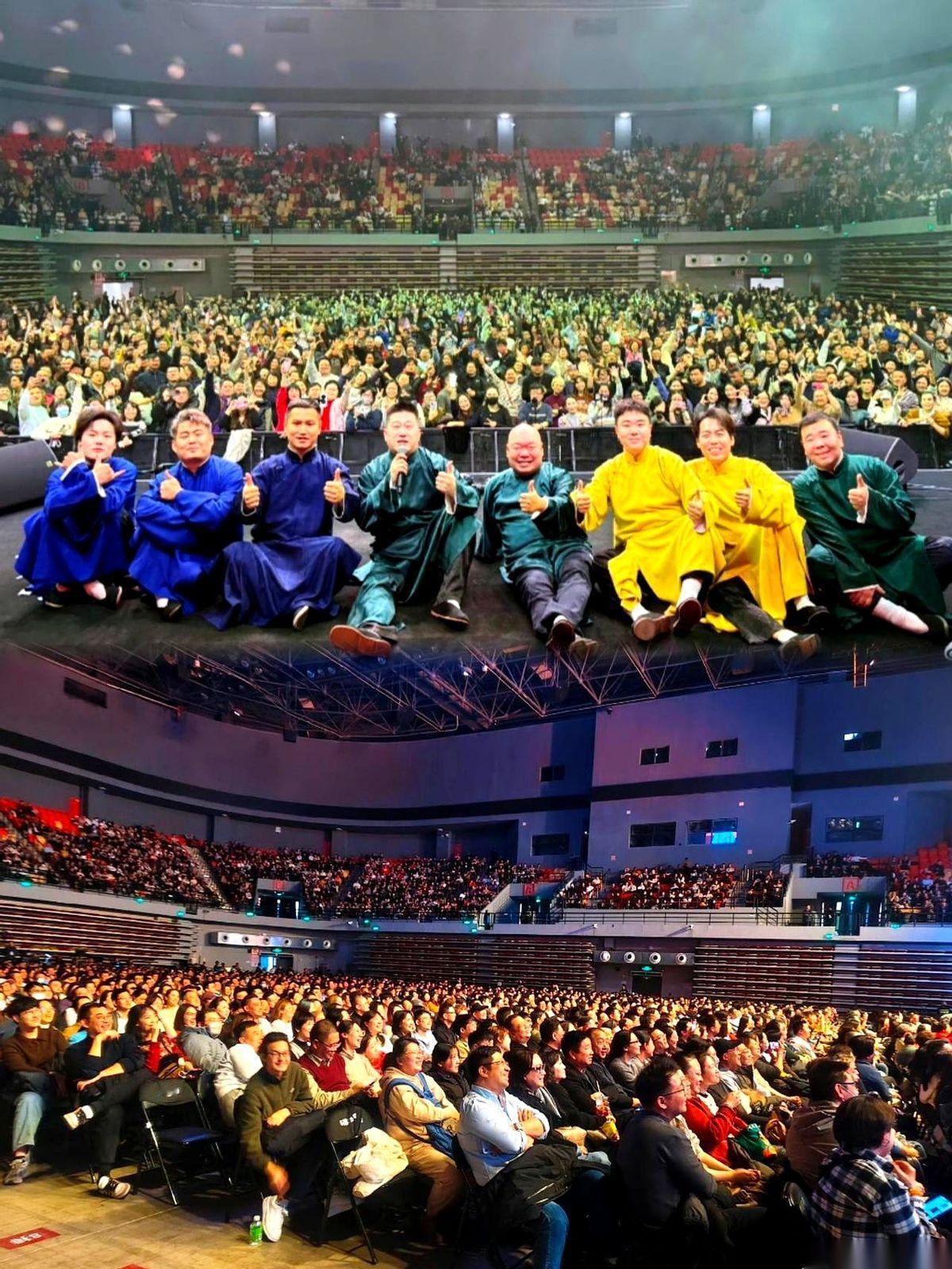 昨晚的上海，两场相声碰一块儿了，这数据摆在面上，确实挺直观。郭德纲于谦大场馆