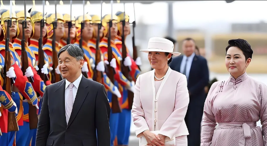 日本德仁天皇下周一借道中国！那我们必须要做点什么了，这样才能帮助德仁天皇“好好反