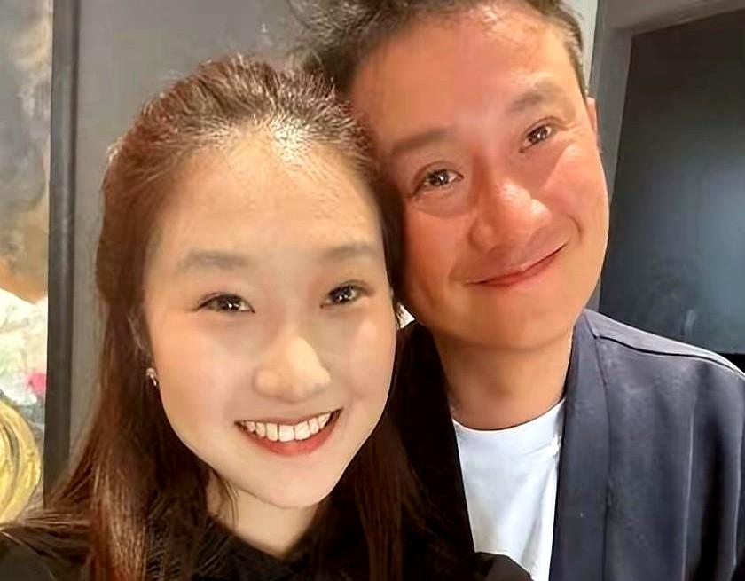 文章女儿文君竹晒的这张合照，杀伤力真大！清明假期，17岁的闺女主动发了和老爸