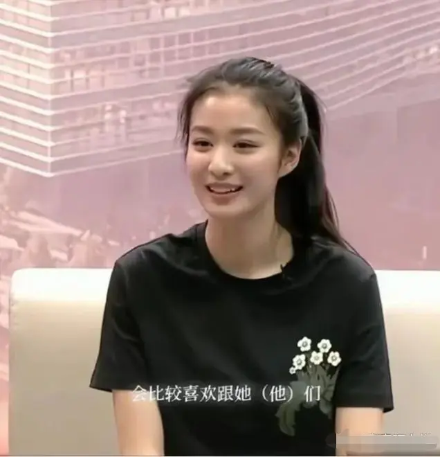原来王楚然现实中长这样啊。不得不说虽然不是非常漂亮，但是女人味十足。