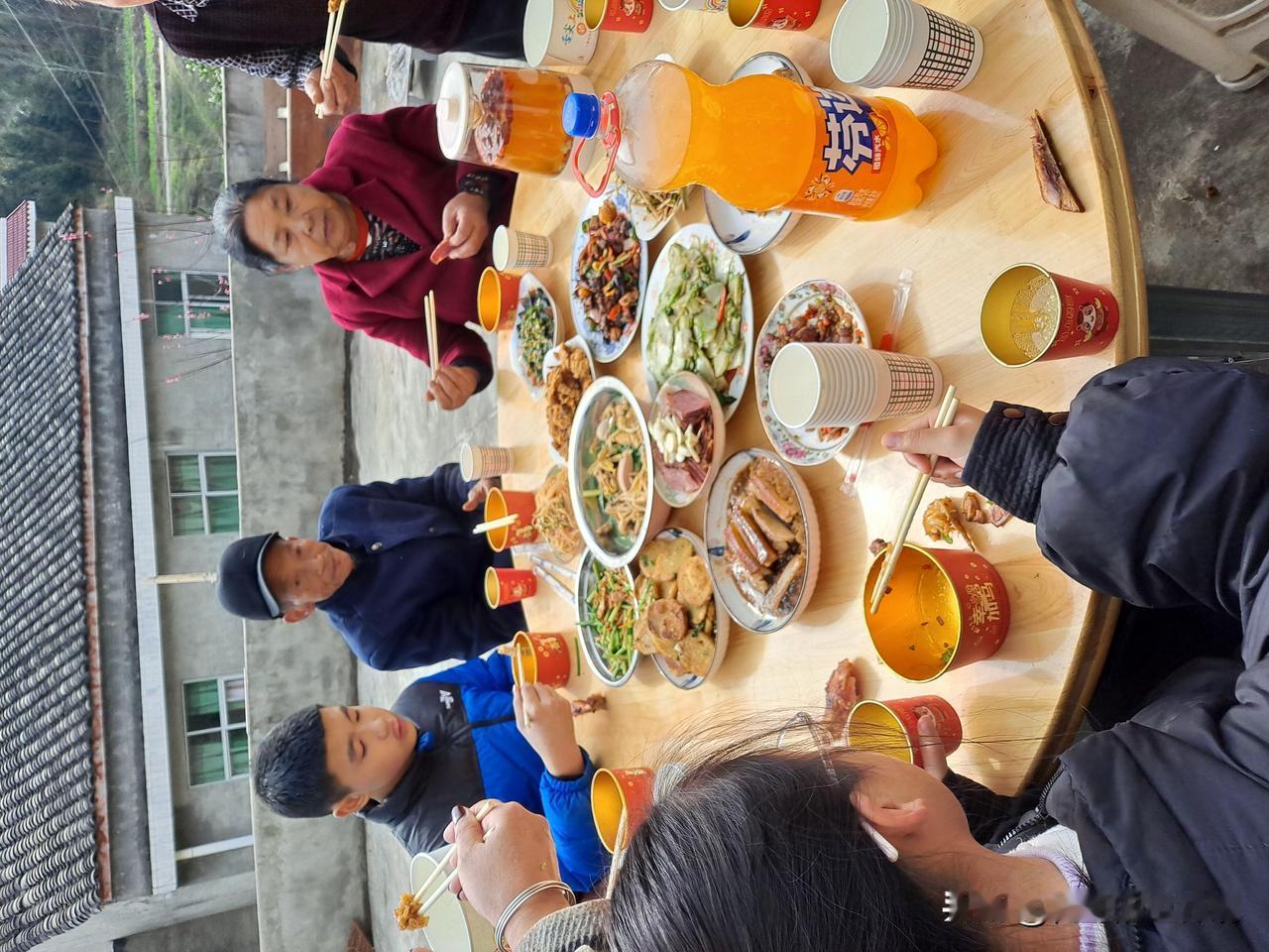 他们需要真正的陪伴，儿女欢聚一堂热热闹闹吃吃饭、团团年，回故往事，其乐融融！