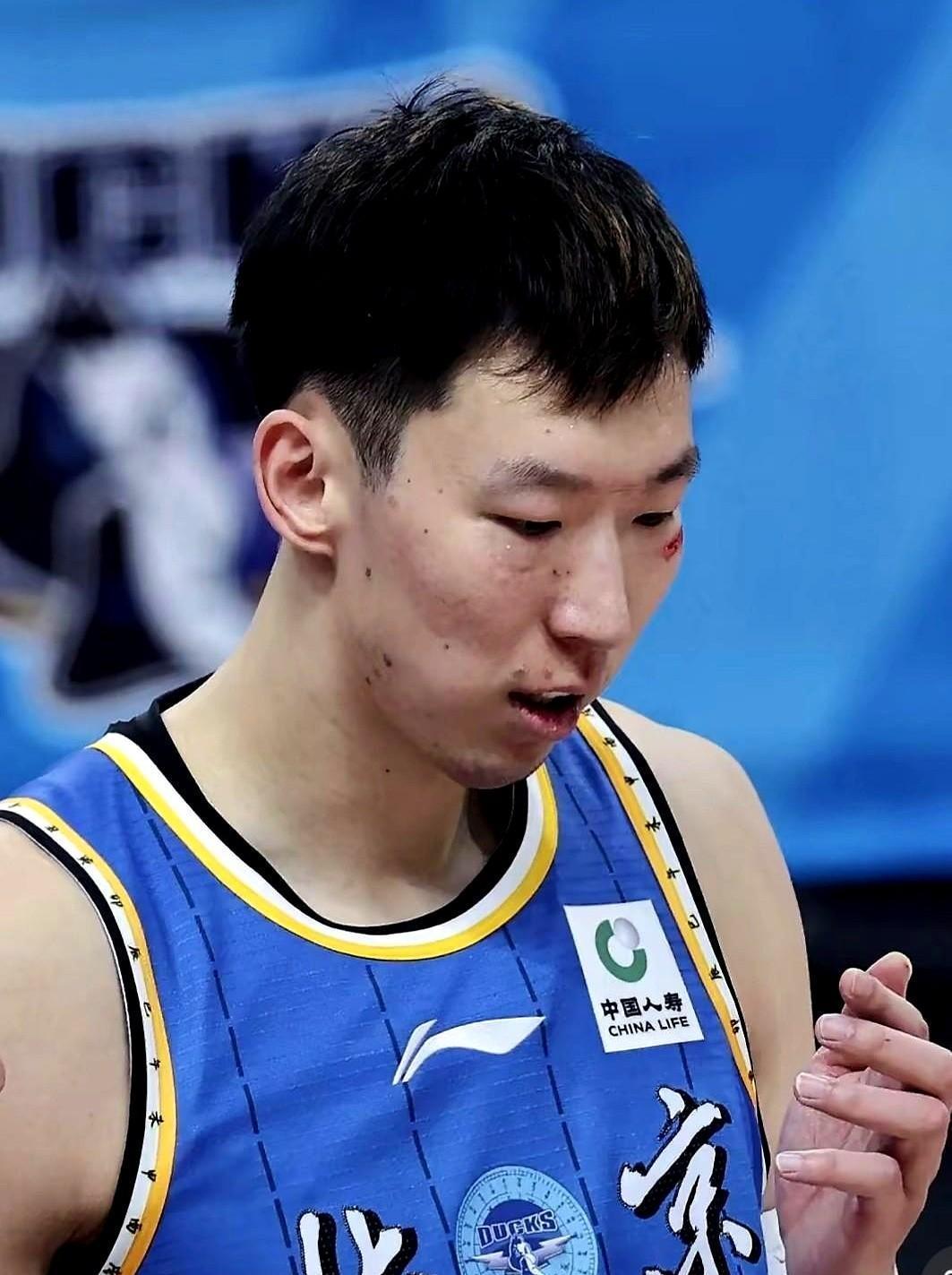 你们昨晚看球了吗？我这个老球迷看得心里咯噔一下，真有点说不出话来。许利民在场边