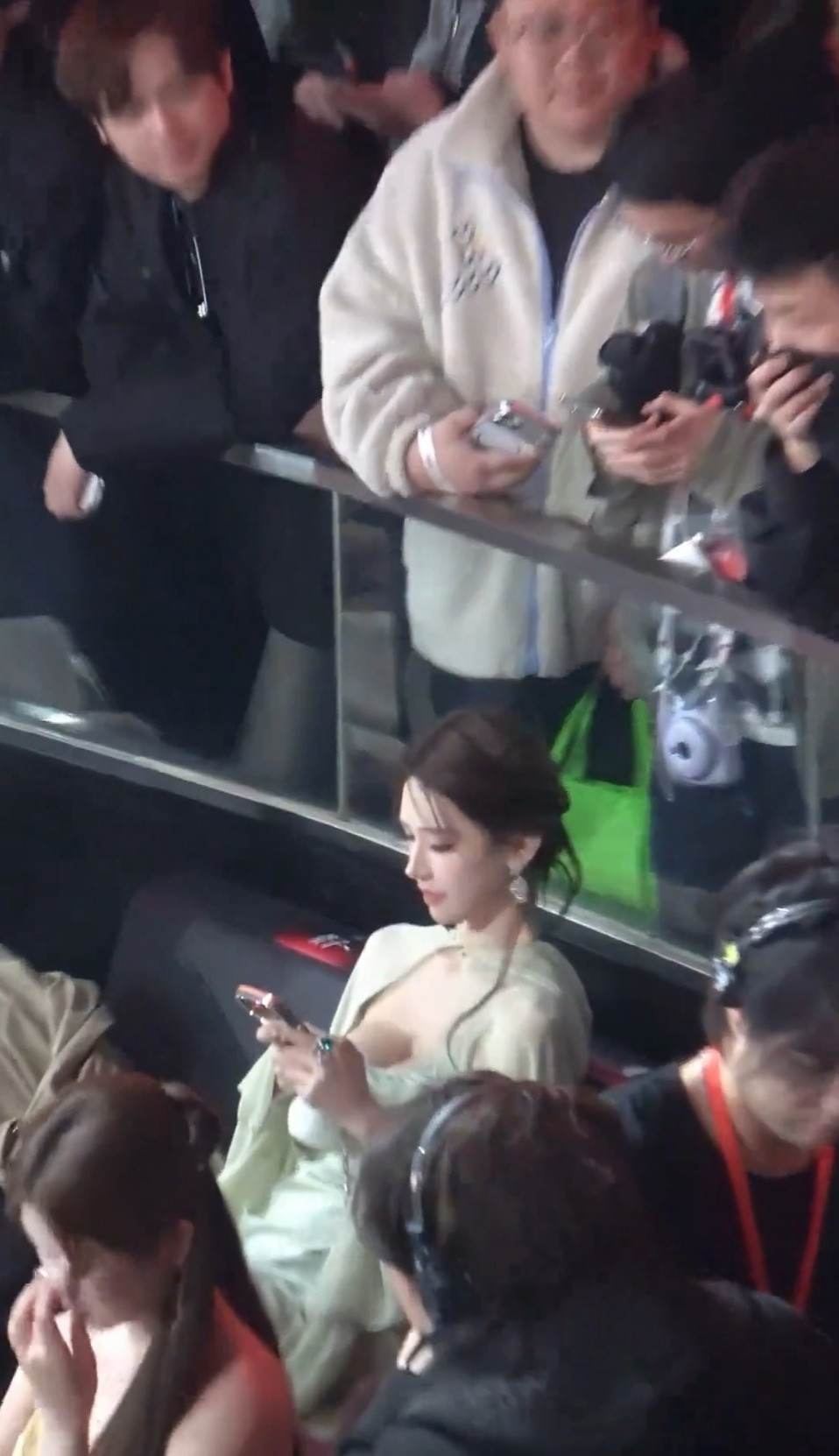 这就是男人都愿意到现场看球的原因吧？