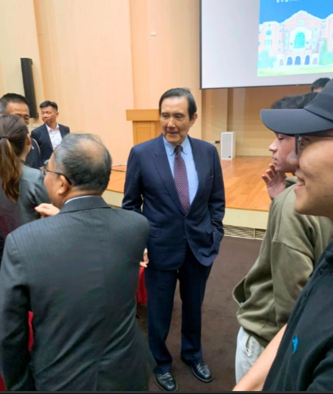 台湾地区，长期阻碍中国统一就是马英九。这个人非常之狡猾！在他担任领导人期间，从美