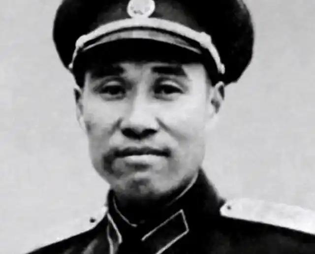 1957年冬，北京一场告别仪式上，抬棺的竟是彭德怀元帅和陈赓大将。棺材里躺着的，