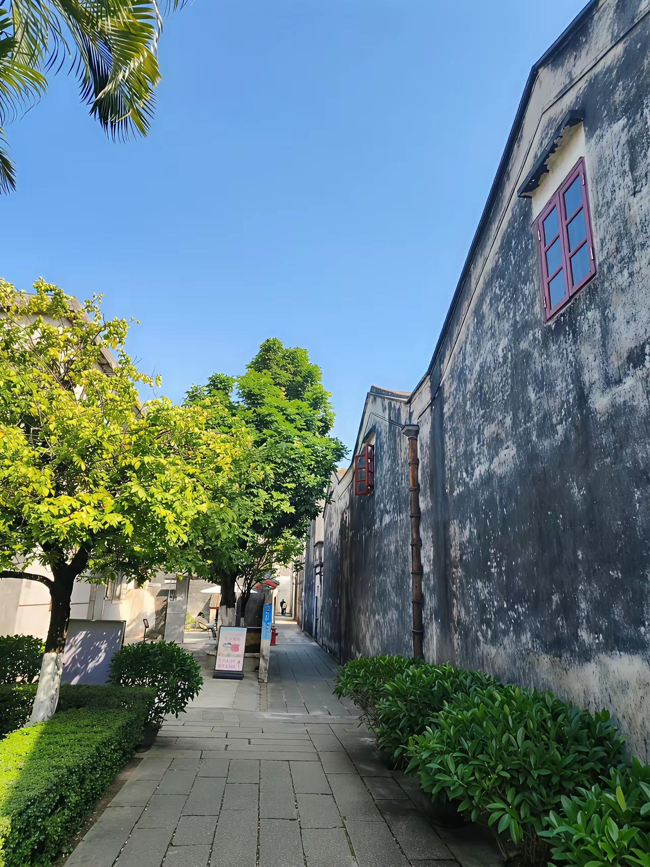 2025年已经画上句号了，说说这一年对咱们市场的感受吧。我的重仓股就俩，同仁堂