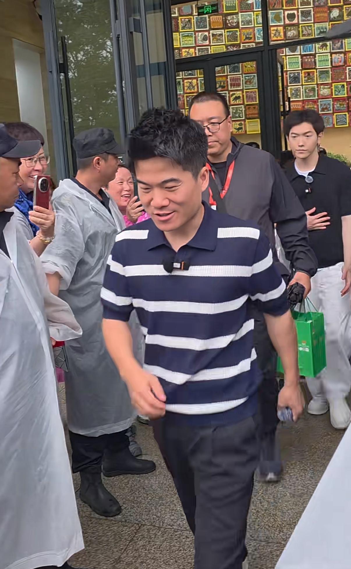 有一点我至今没弄明白，董宇辉，他不就是个普通人吗？混在人堆里都认不出，怎么火