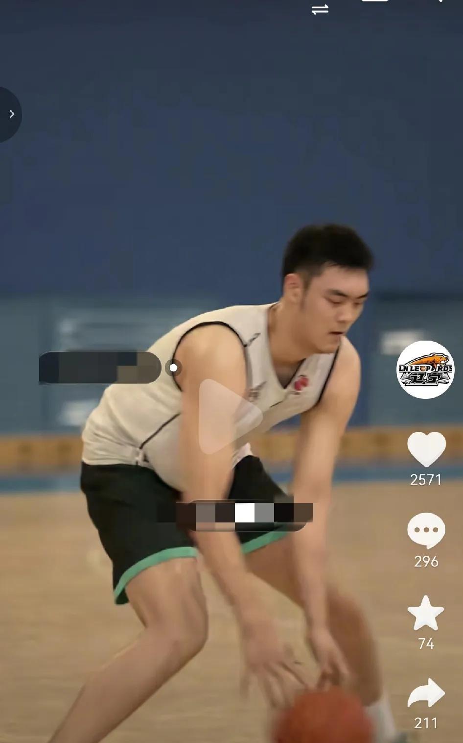 近日辽宁男篮公布了一线队的训练视频，辽篮三队的中锋于善元出现在画面中，这可能从侧