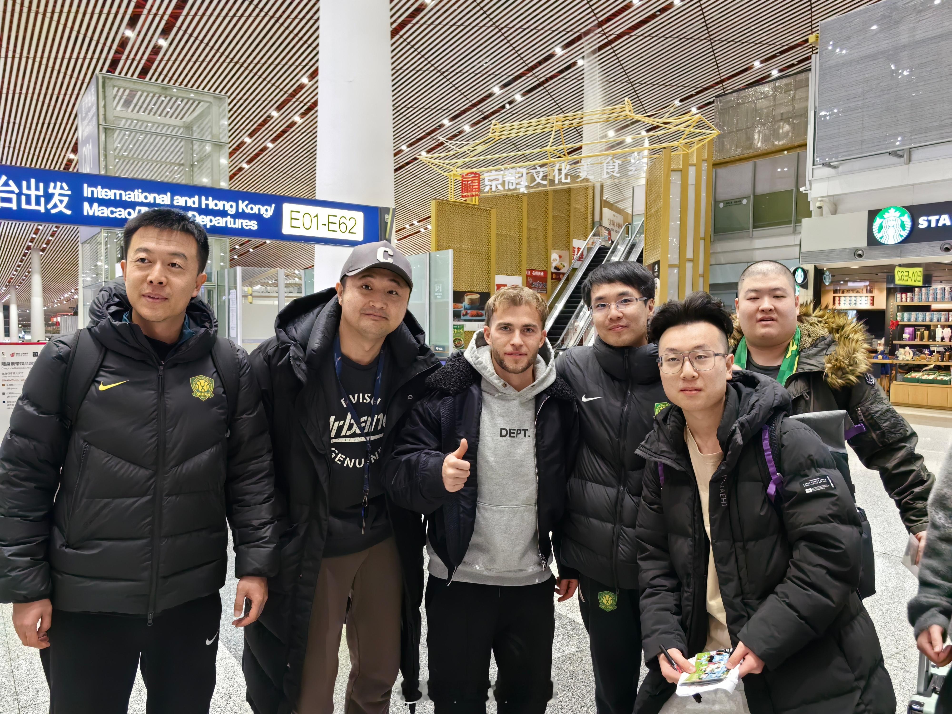 北京国安工作人员、球迷机场送别外援古加。作为球队8号位中场球员，葡萄牙球员古加于