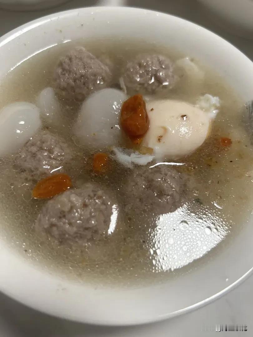 60多岁的老姨伺候儿媳妇坐月子，一天做六顿饭，老姨的儿媳妇说这月子坐的太爽了。