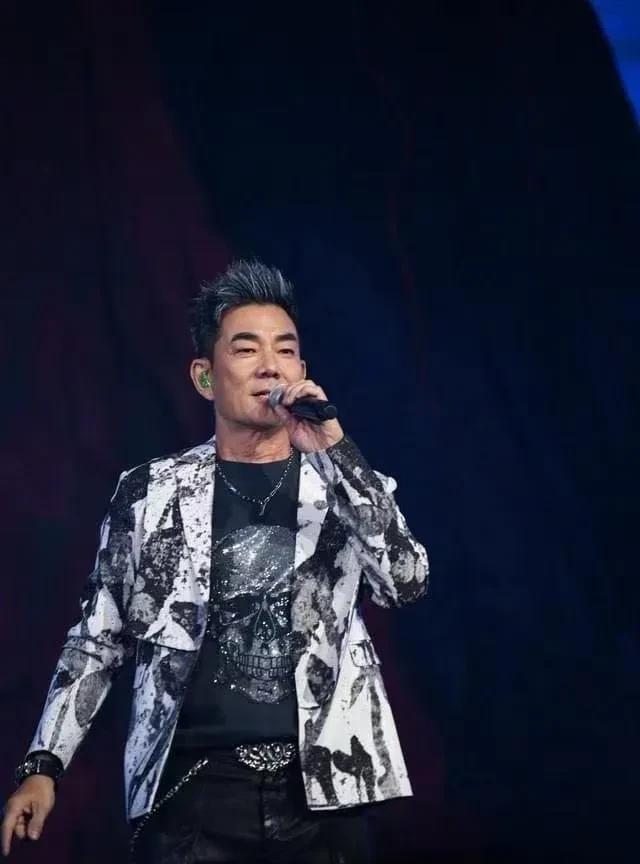 网传热搜第一的小哥任贤齐上榜，原因是任贤齐看中山东青岛的一天街房产，想要买下这条