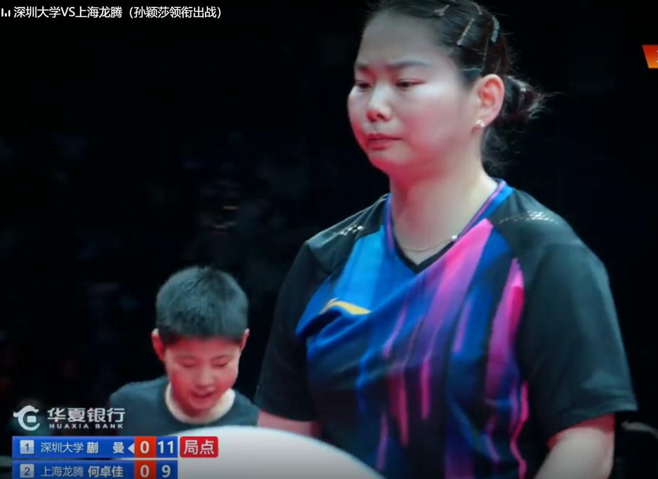 哎！何卓佳心态不行呀，总是关键时刻掉链子！第一盘双打，前两局打成了2:2