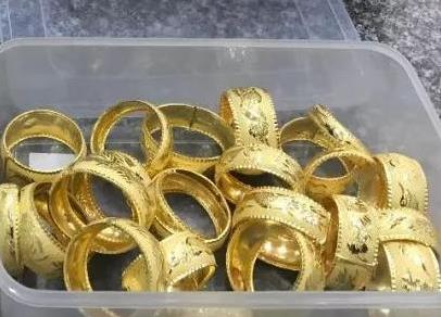 浙江慈溪，陈先生见金价蹭蹭往上涨，就打算把65.69克的金首饰卖了变现。他在家先
