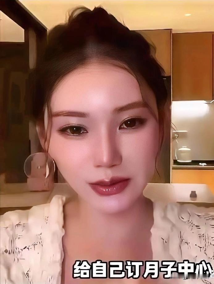 看看她直播里那句“不对任何人抱有期待”，简直绝了。字里行间没提汪小菲半个字，却把