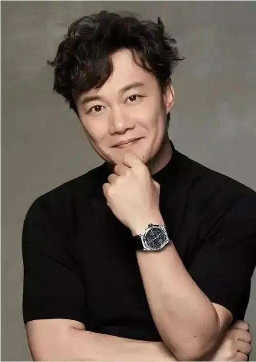 新冠病毒又来了，陈奕迅感染了，他发文说一夜之间被病毒击垮，只能在家好好休息，公司