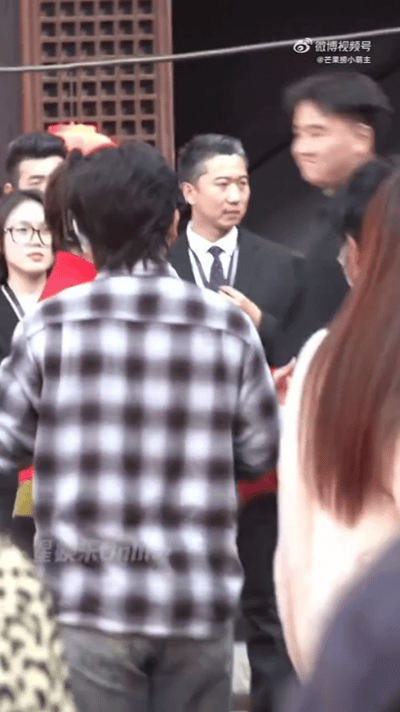 想不到何超莲也有羡慕杨紫的一天何超莲带着窦骁去给徐帆敬酒，徐帆屁股都不挪一下，