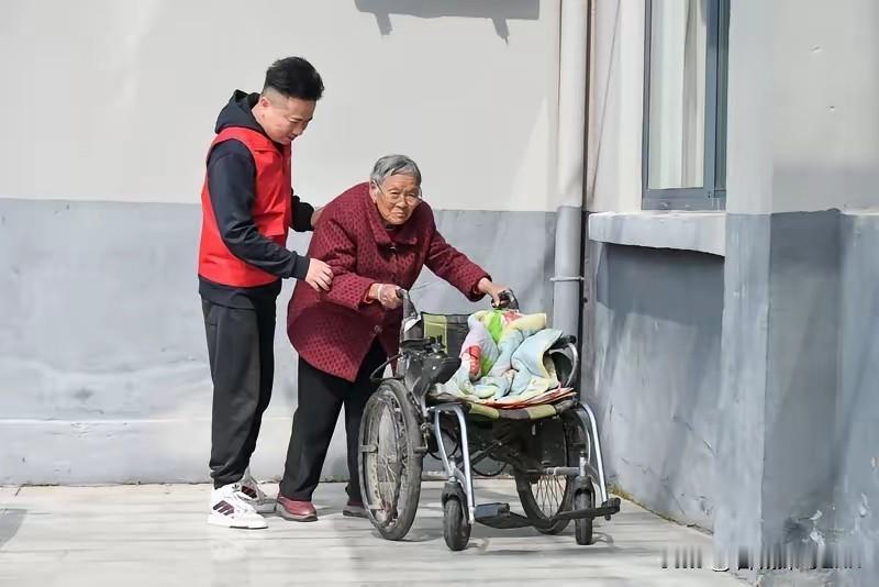 大家都看新闻了吗，一个70岁的儿子，对他父亲说，爸，我都快70了，也是老人了。