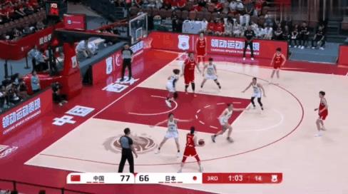 力量悬殊！张子宇连续撞翻队手，韩旭看傻讥笑不停。图1-2：韩旭坏笑，小日子咋这