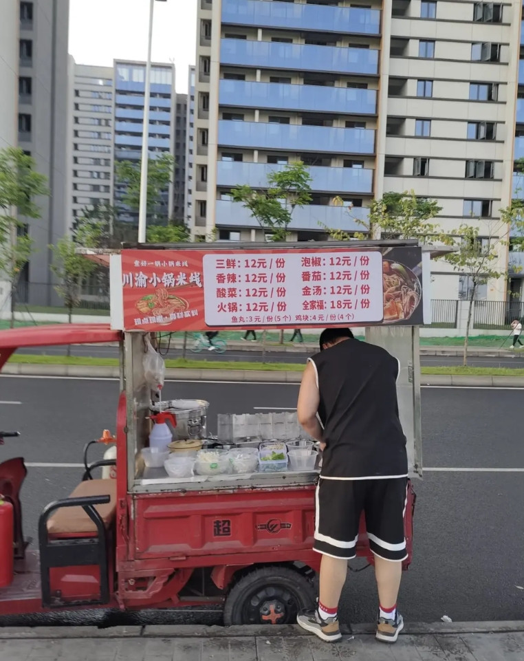 成都这些摆摊的不知道谁给他们的勇气，卖的东西比人家开店的还贵！大家发现没有，现