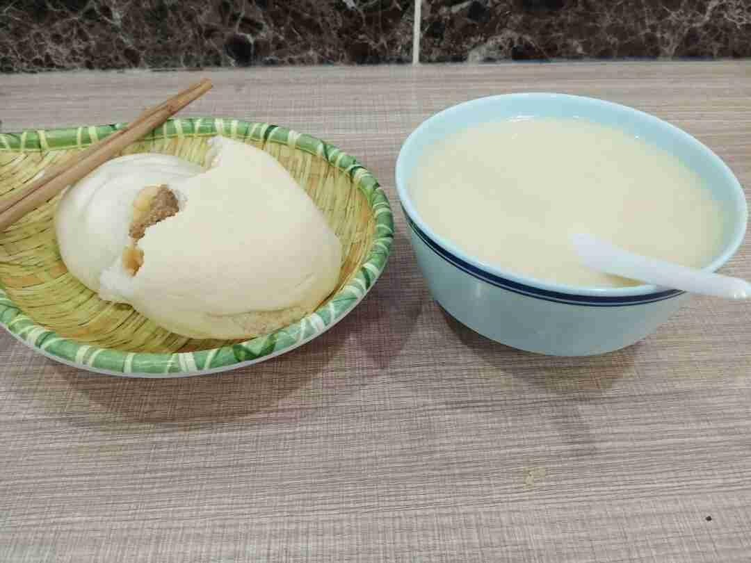 简单吃点早餐带定位晒今日生活我的今日状态：😪没睡醒我这里的天气：☁️阴天