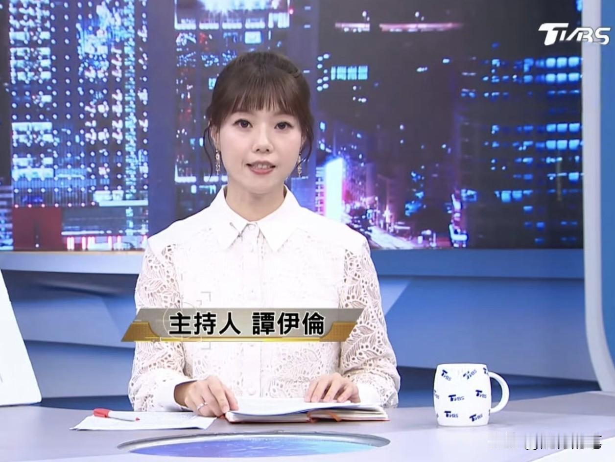 赵少康提拔新人了？赵少康的战情室节目居然让谭伊伦来代班主持了。这位谭伊伦因为