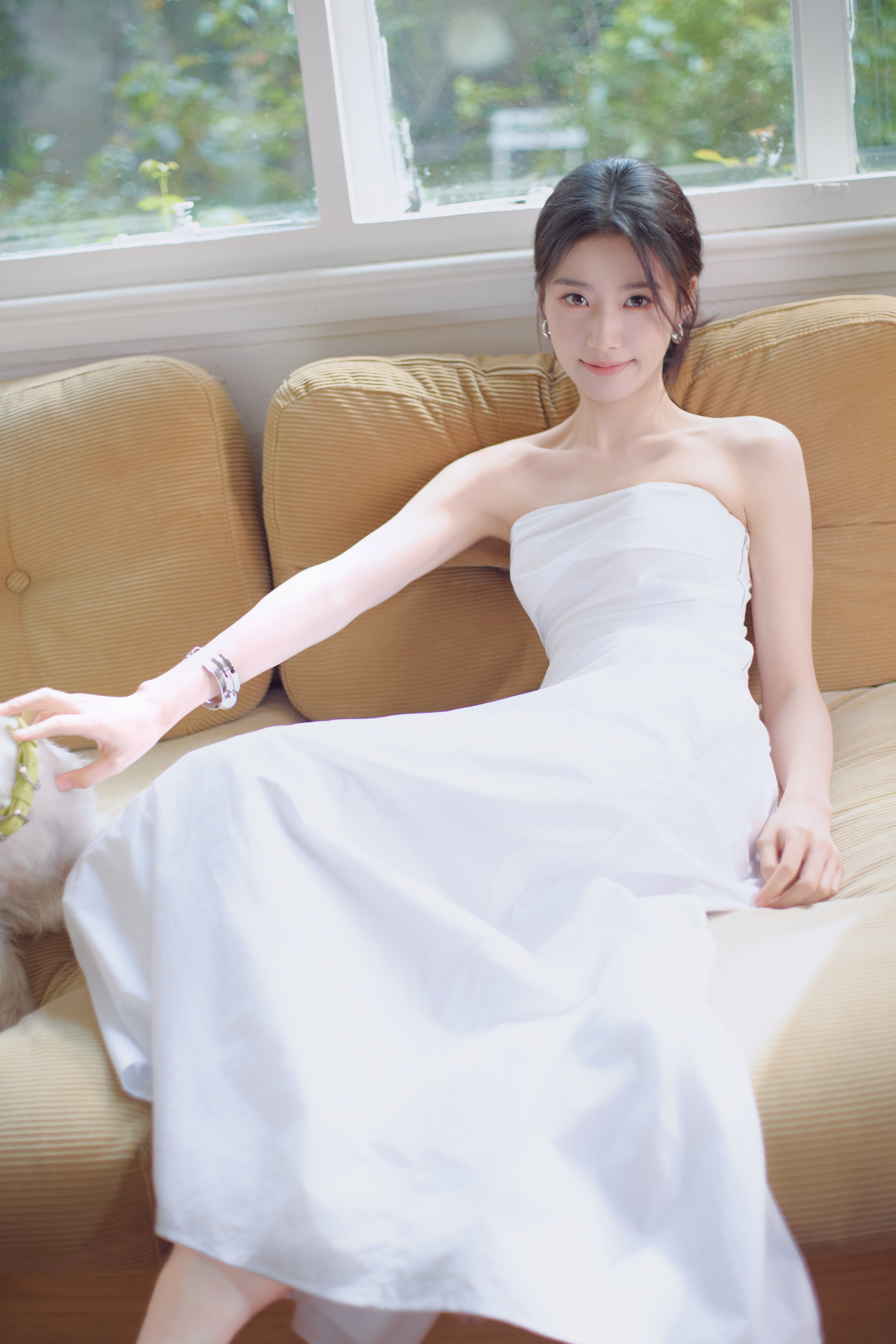 卢昱晓今日份直播活动造型大片，身着白色褶皱抹胸搭配廓形半裙，佩戴抢眼金属感配饰，