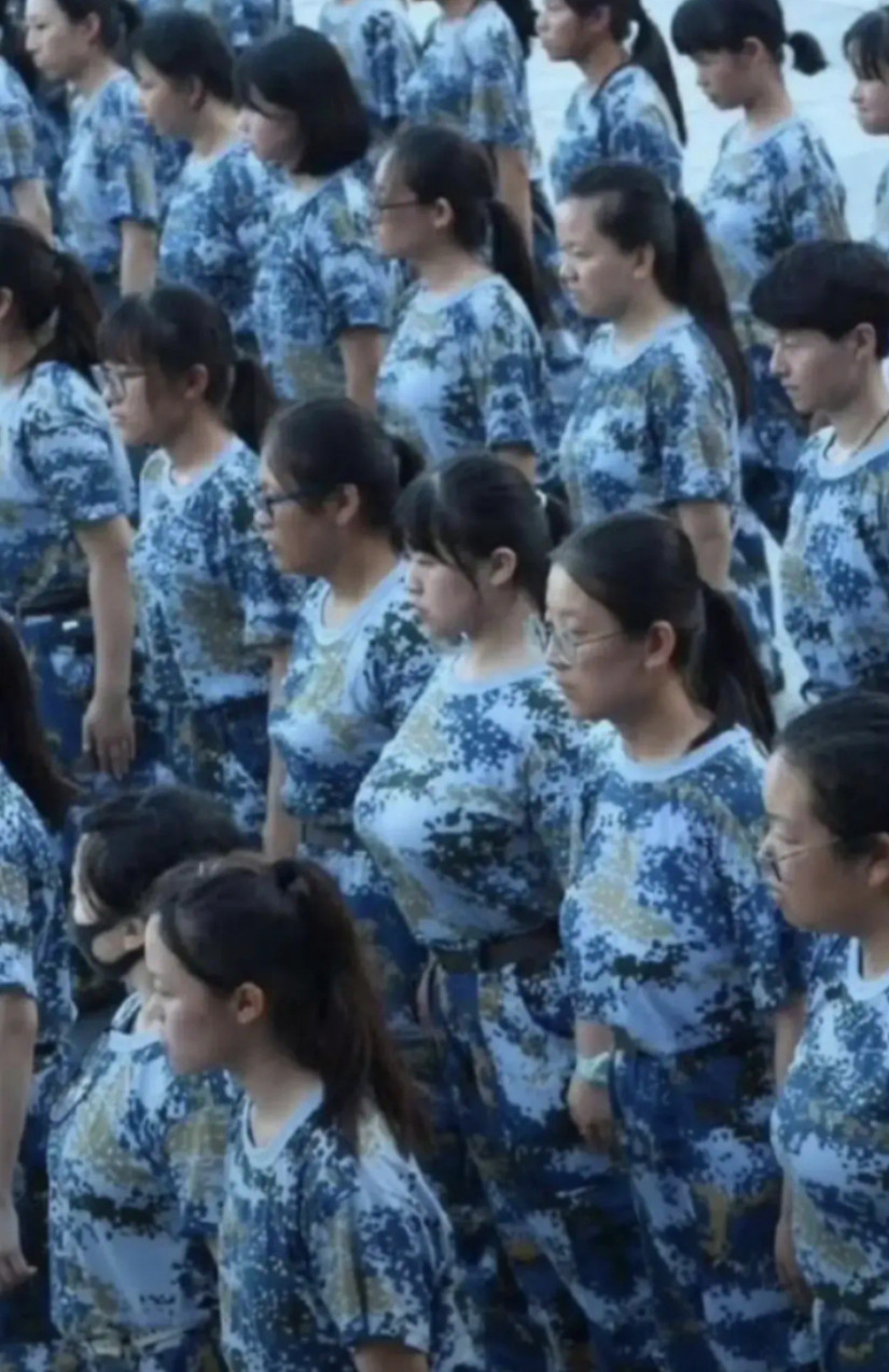 大学新生开始军训了，希望她们坚持再坚持。