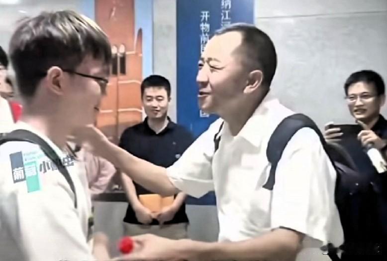 陈行甲万万没想到在浙江大学讲完课，有一位学生激动地跑过来，一口一个“陈书记”