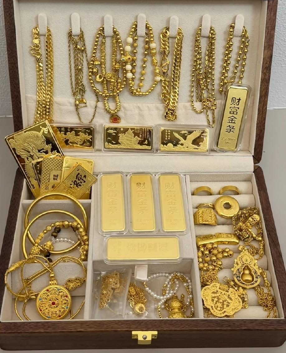 金店老板囤货两千克黄金，一周赔40万，国内现货黄金价格跌破1千元，3月23号浙江