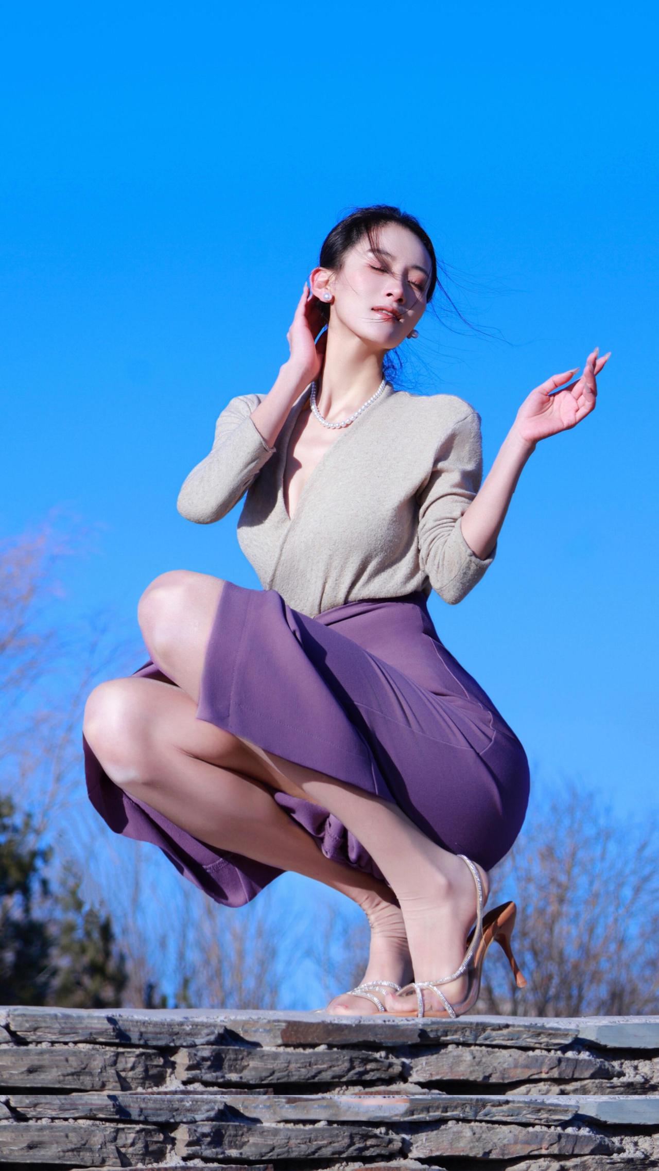 还是紫色有韵味。像把暮春的雾揉进裙褶，风一吹，便漫开淡紫的云。它裹着羊绒