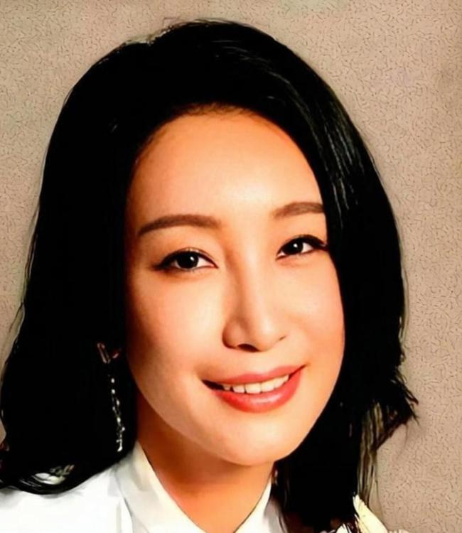 秦海璐一句玩笑，郭麒麟一个下跪，郭德纲笑了。 综艺里，秦海璐笑着对郭麒麟说，