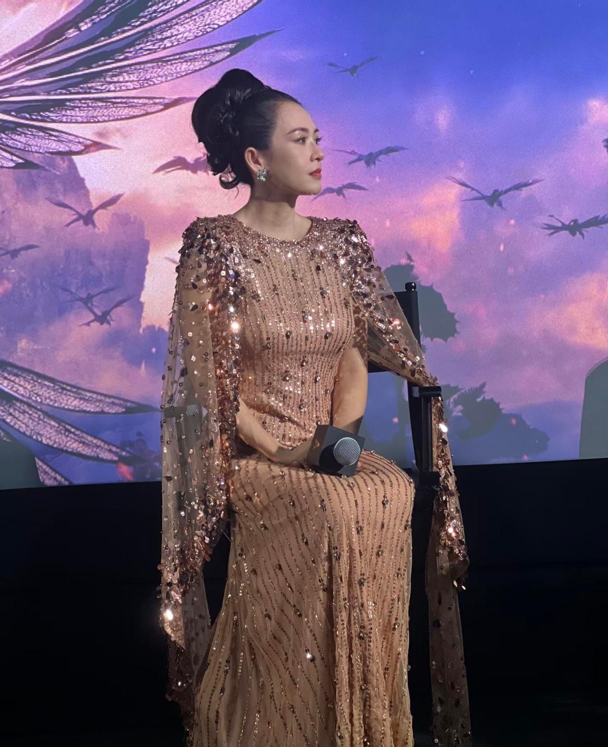 章子怡被自己穿的衣服“绑架”了10年。不是她不会穿，而是“巨星造型”那份长期合