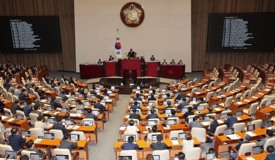 韩国执政的共同民主党为推动改革法案处理而展开速度战，预计4日国会全体会议将出现约