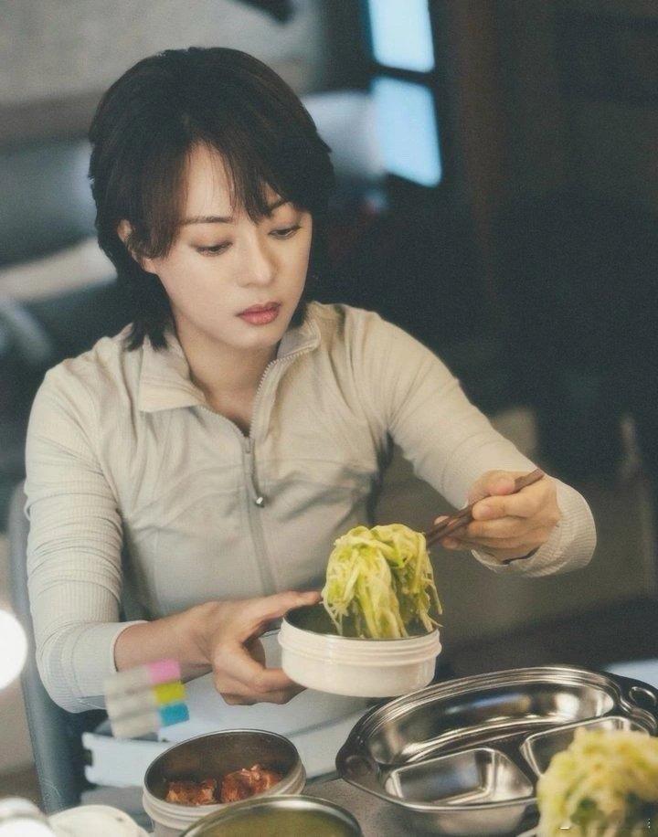 孙俪的保养有多极致？每一餐饭前必称重，每日进食量严格把控，精准到一克都不超，这份