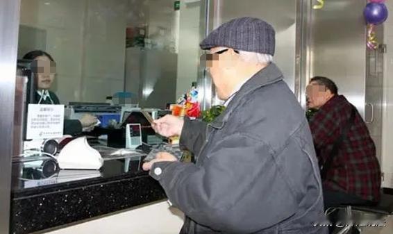 辽宁沈阳，57岁的王大爷，在某银行办了张存折，存进1000元现金，大爷翻出这张旧