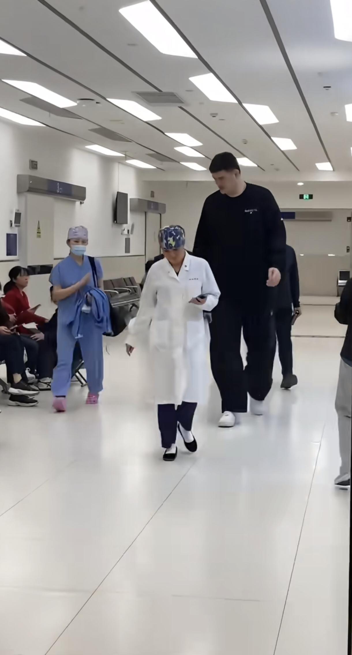 姚明有46岁了，原来报体重是四百斤。下次戴个墨镜口罩吧，太出名了，太容易被认出来