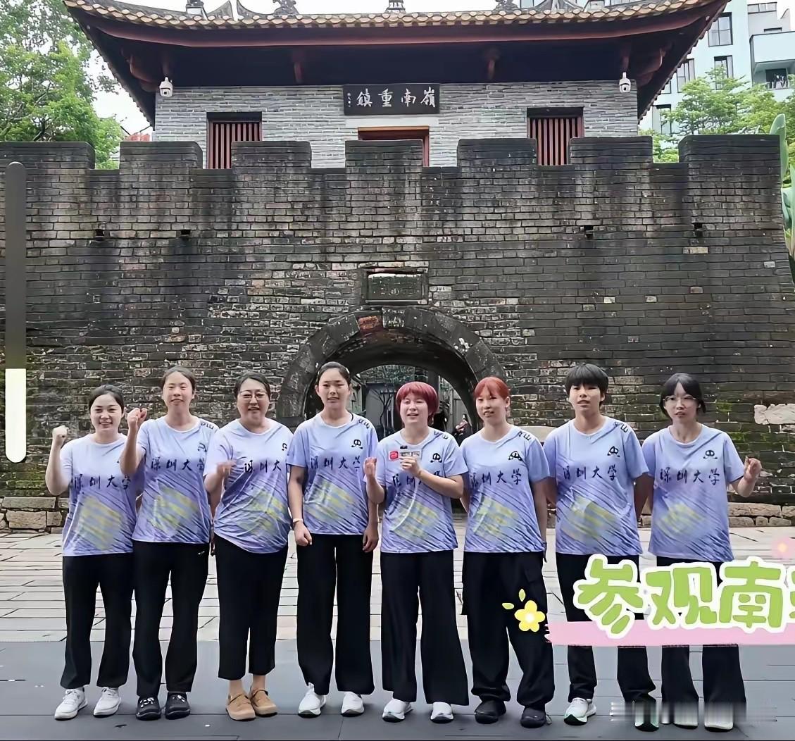 笑死我了！孙颖莎成功躲过一劫！有网友吐槽，深大队这套衣服太丑了，这一群人