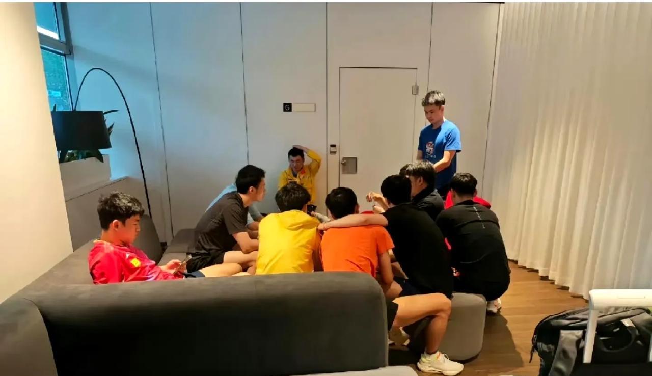 6月18国乒男队运动员和教练在休息打牌放松，说实话2025wtt卢布尔亚那球星赛