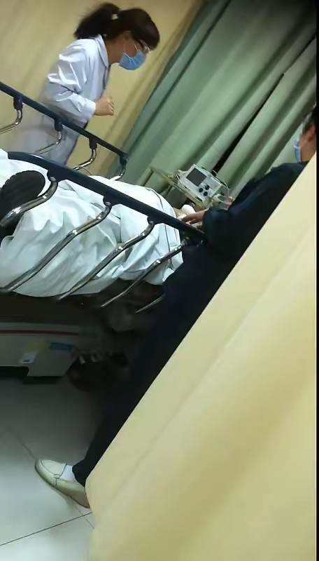 太强的控制欲！成都51岁母亲被儿子打成骨折，全家统一口径说她活该，背后藏着30年积怨至亲骨肉大打出手