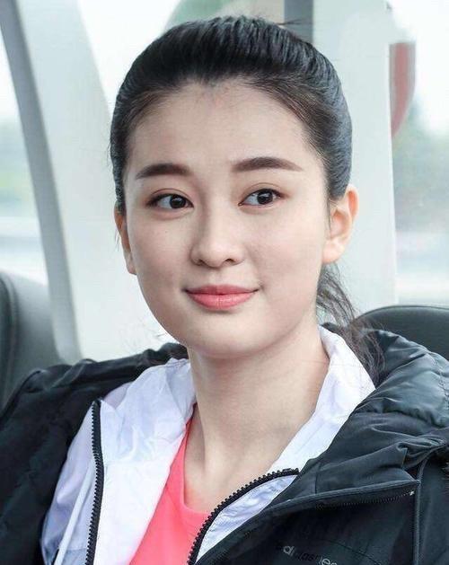 这大概是除了刘亦菲之外，最好看的一个女孩子了吧，气质冷清，风格独特，五官大气，尤