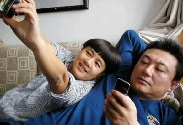 当年，央视主持人王宁和“金龟子”刘纯燕去领结婚证，刘纯燕害羞的躲到王宁的身后，民