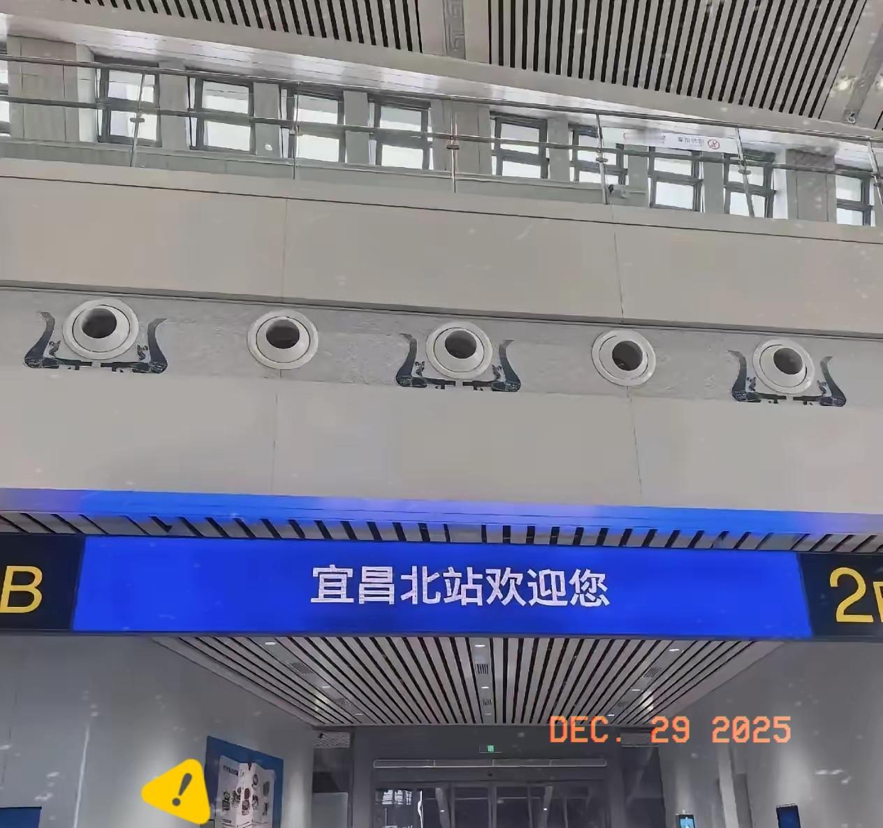 武宜高铁刚开通没几天，本来大家对这条350公里时速的新线寄予厚望，结果现实有点扎