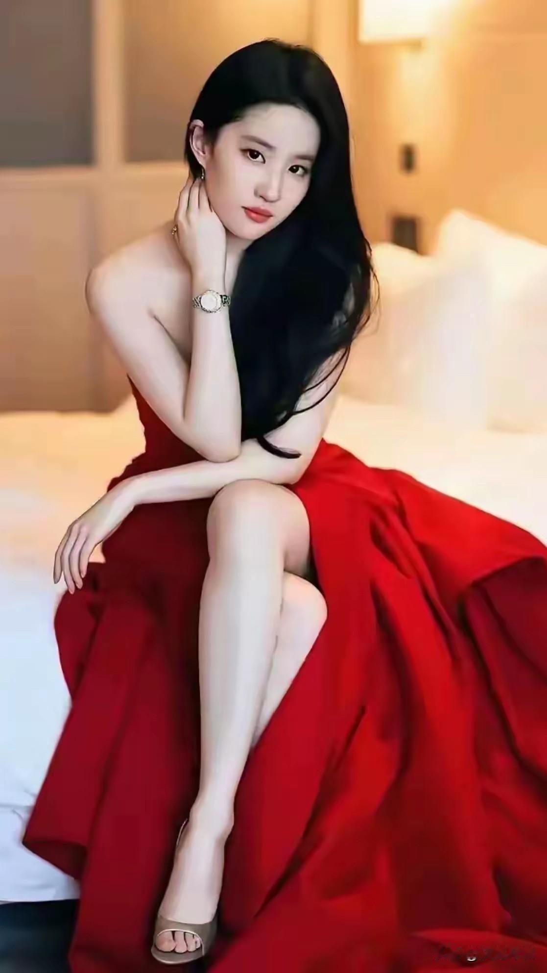 中国诗人为刘亦菲写的一首“藏头诗”：红妆映红颜，玉肌镶玉骨！红云轻拂黛眉弯