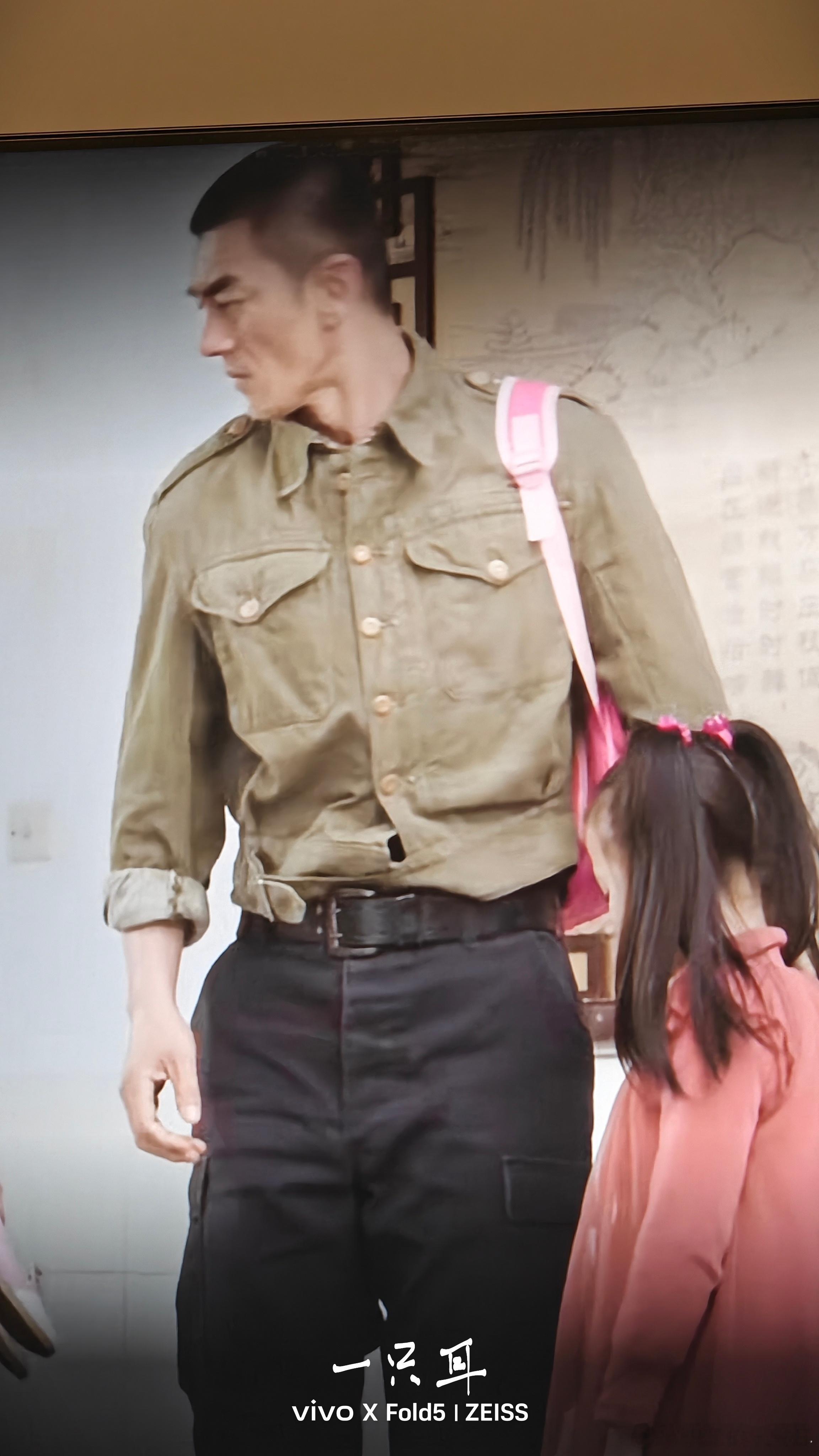 《特种兵霹雳火》里这件类P37衬衫有点好看，显个高显腿。结果我一搜……贵的吓人…