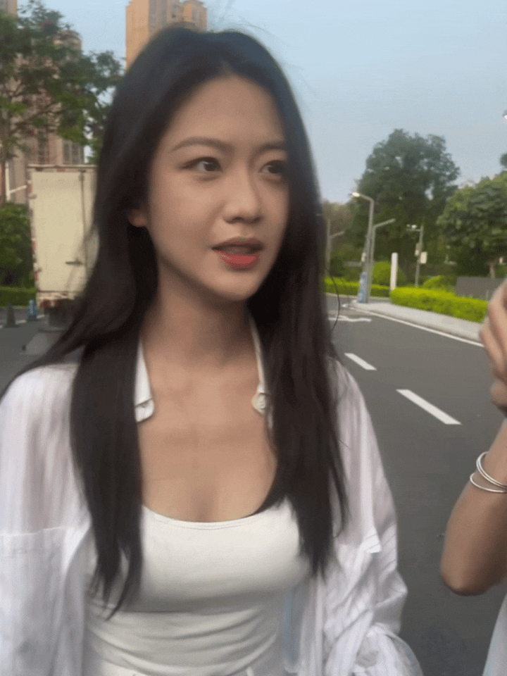 向涵之能火起来不是没有理由的！首先她很年轻，颜值高，身材好！又有选剧本和角色